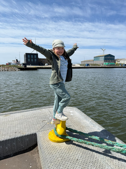 Kinder Funktionsjacke in „Moosgrün“ – mitwachsend, atmungsaktiv & aus recyceltem Material