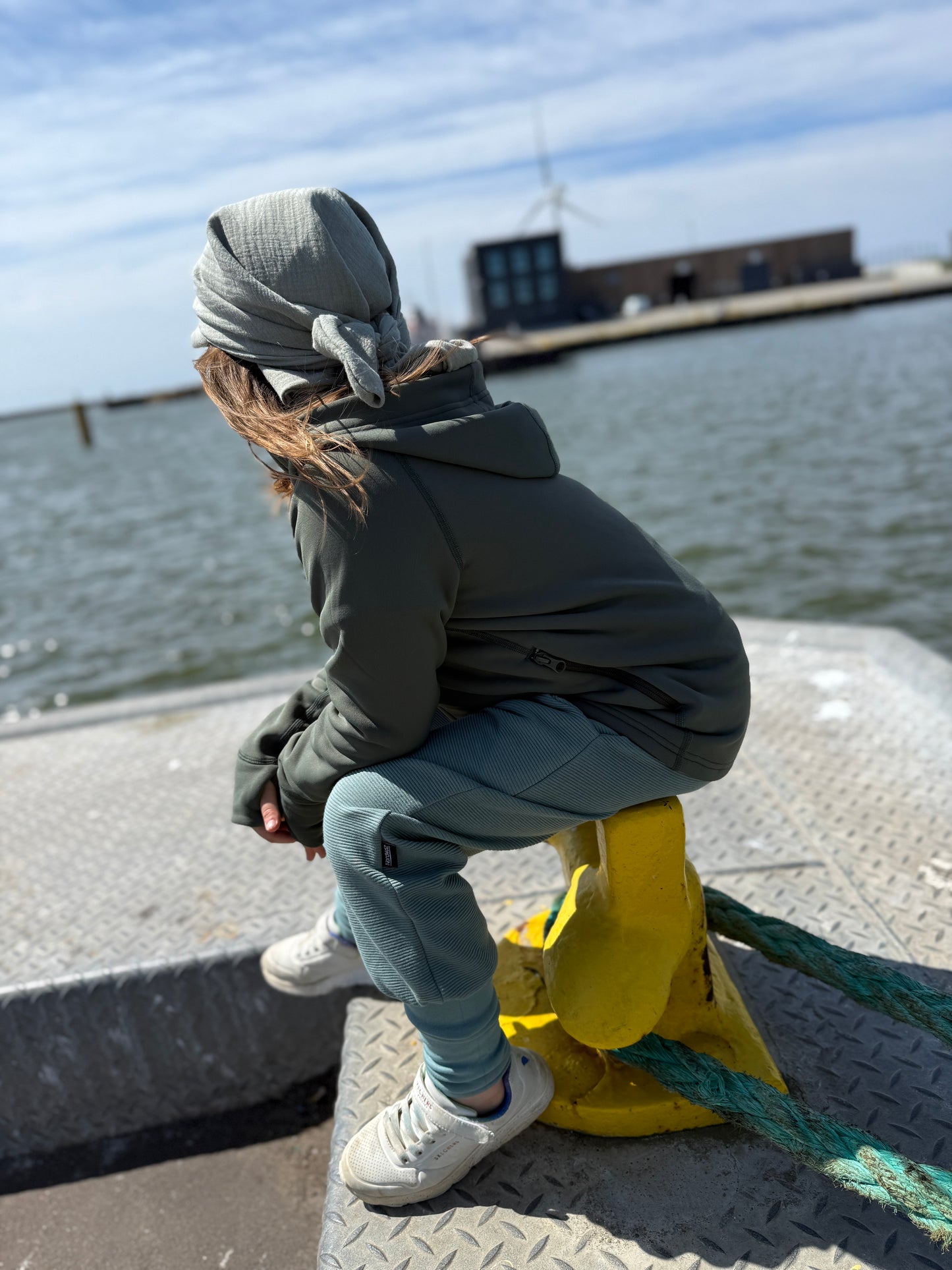 Kinder Funktionsjacke in „Moosgrün“ – mitwachsend, atmungsaktiv & aus recyceltem Material