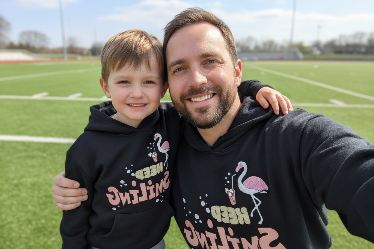 Hoodie „Keep Smiling black“ – Bio-Baumwolle trifft gute Laune