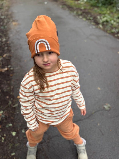Beanie für Kinder – Weicher Rippstoff mit liebevollem Regenbogen-Detail