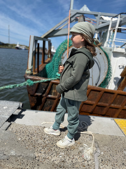 Kinder Funktionsjacke in „Moosgrün“ – mitwachsend, atmungsaktiv & aus recyceltem Material