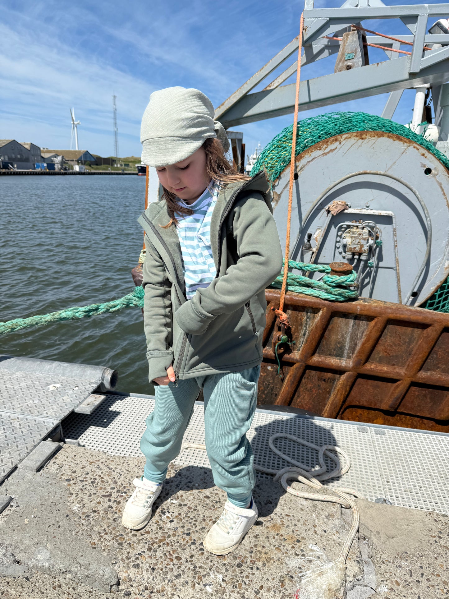 Kinder Funktionsjacke in „Moosgrün“ – mitwachsend, atmungsaktiv & aus recyceltem Material