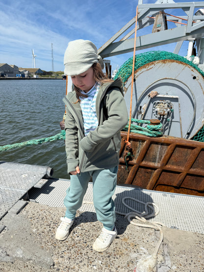 Kinder Funktionsjacke in „Moosgrün“ – mitwachsend, atmungsaktiv & aus recyceltem Material