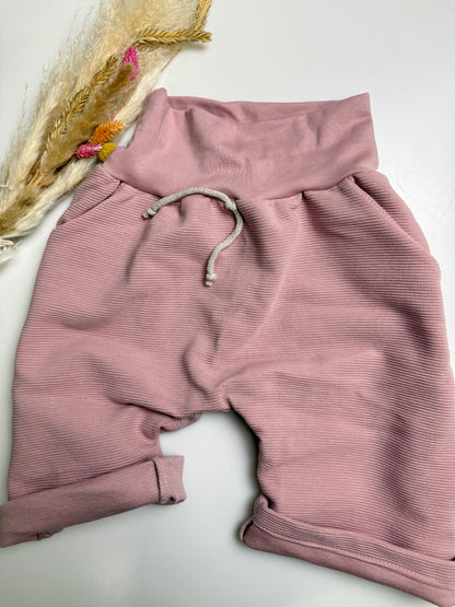 Mitwachsende Rib-Shorts „Altrosa“ – Bequem & liebevoll handgemacht