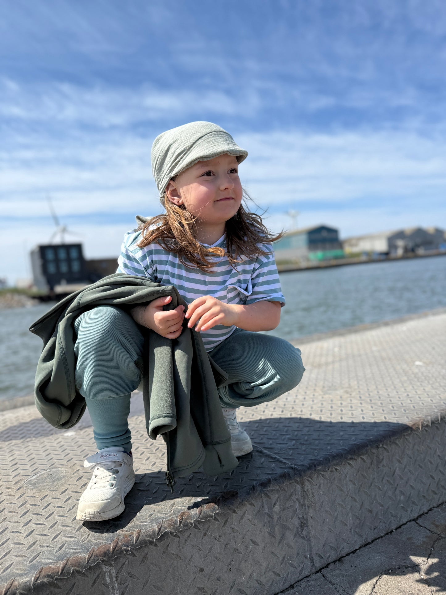 Kinder Funktionsjacke in „Moosgrün“ – mitwachsend, atmungsaktiv & aus recyceltem Material