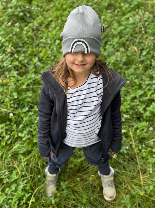 Beanie für Kinder – Weicher Rippstoff mit liebevollem Regenbogen-Detail