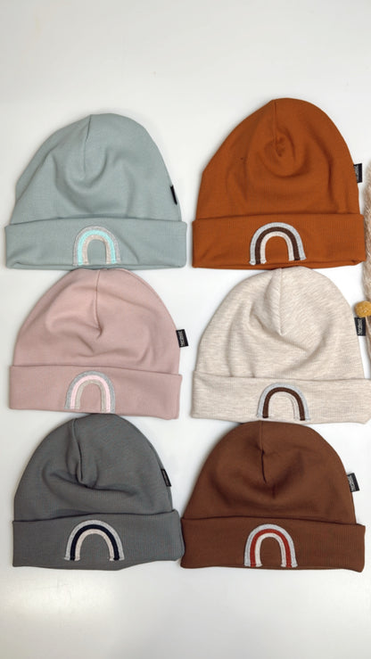Beanie für Kinder – Weicher Rippstoff mit liebevollem Regenbogen-Detail