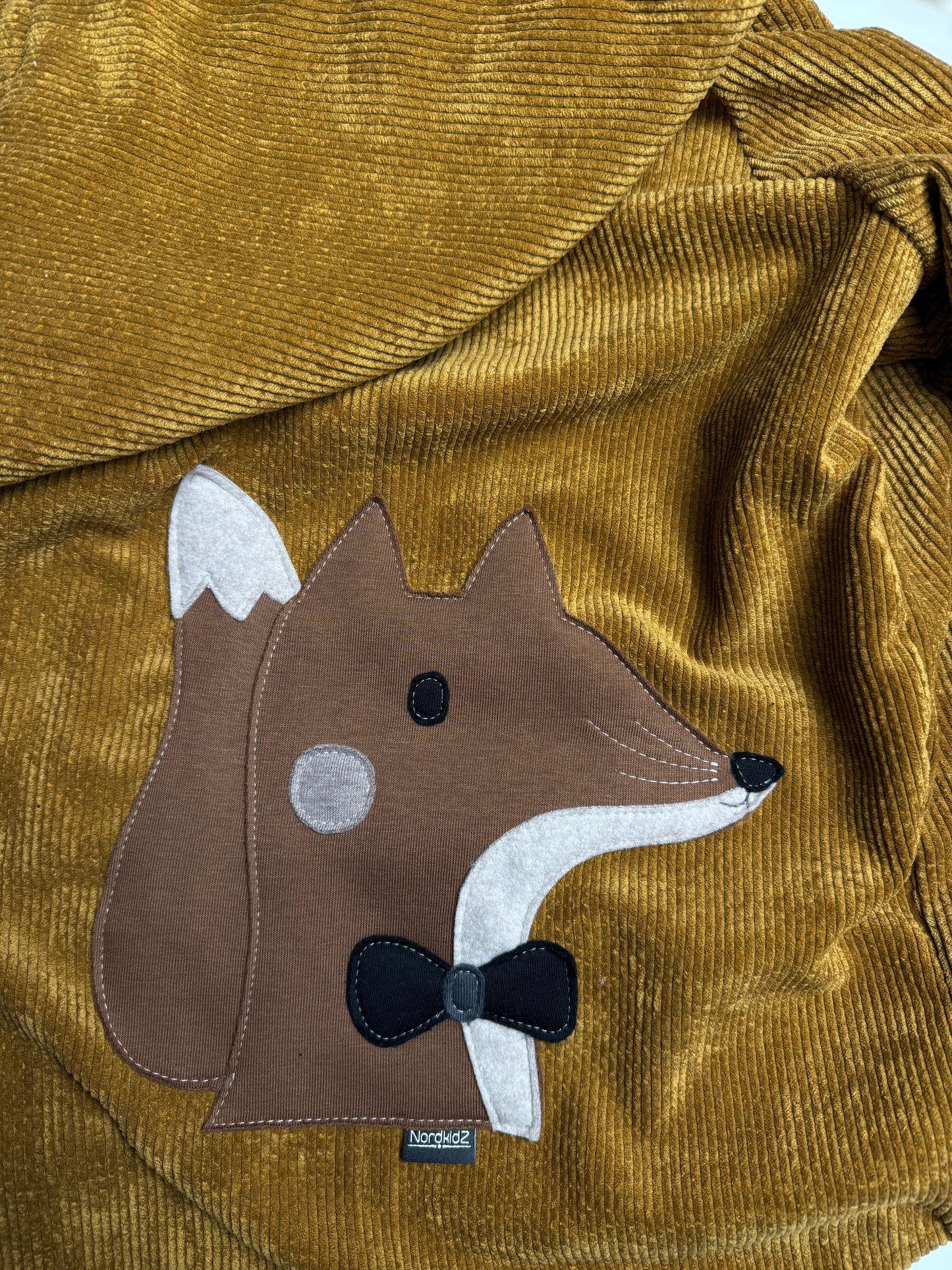 Applikation - „brauner Fuchs mit Fliege“