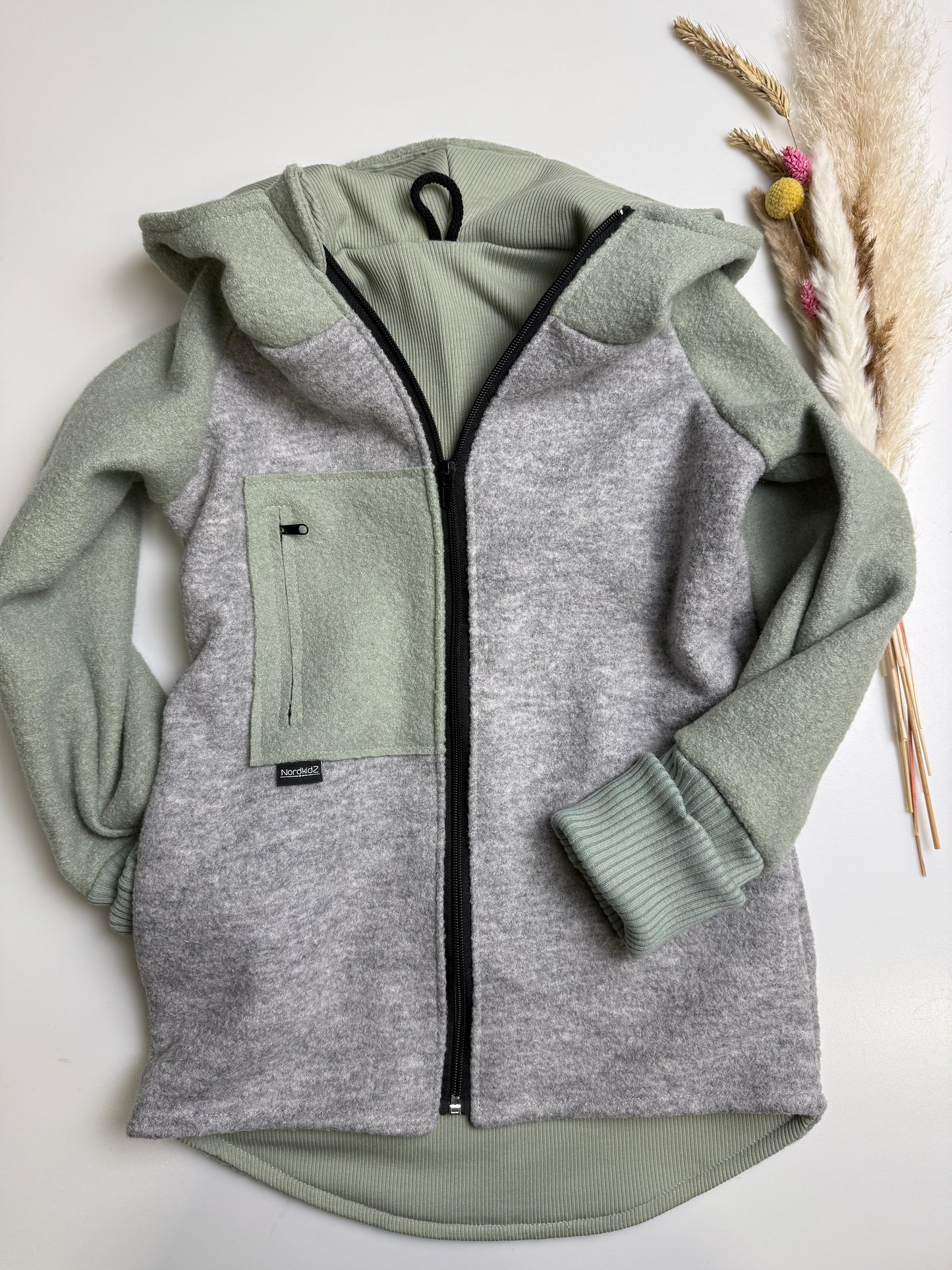 Kinder Wolljacke aus Schurwolle – handgenäht, mit Jerseyfutter, mitwachsend & nachhaltig
- „Stein/salbei“