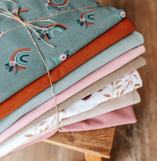 Buntes Stoffpaket mit Reststücken – Ideal für kleine Nähprojekte